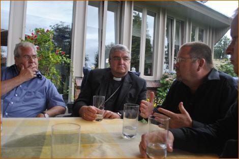 ISA-Vorsitzender Ludger Hubert (v.l.) im Gespräch mit Bischof de Gouveia und Father Vernon